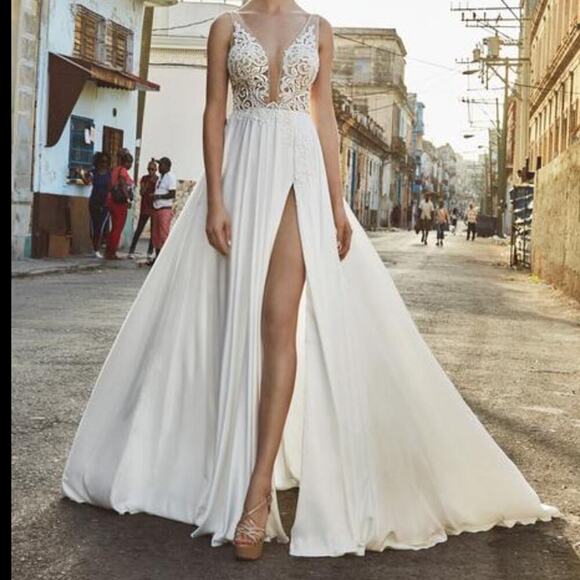 NWT L’amour Claudia White Lace Plunge Neckline Wedding Dress with Slit Size 6 - Picture 1 of 16